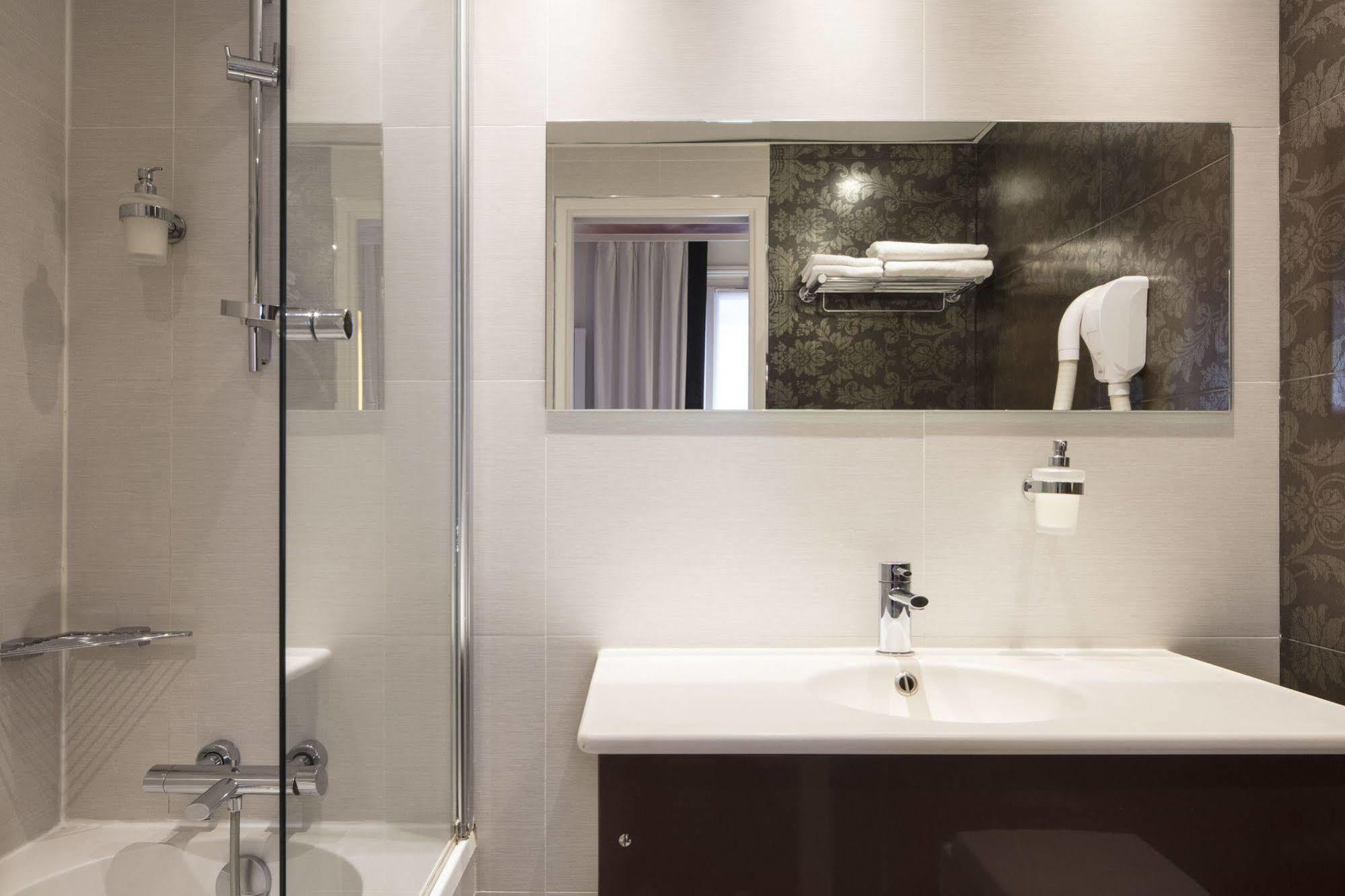 Nouvel Eiffel Hotel 3*